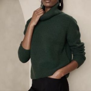 NEW BANANA REPUBLIC * GIFT GREEN RELAXED FIT WOOL BLEND SWEATER